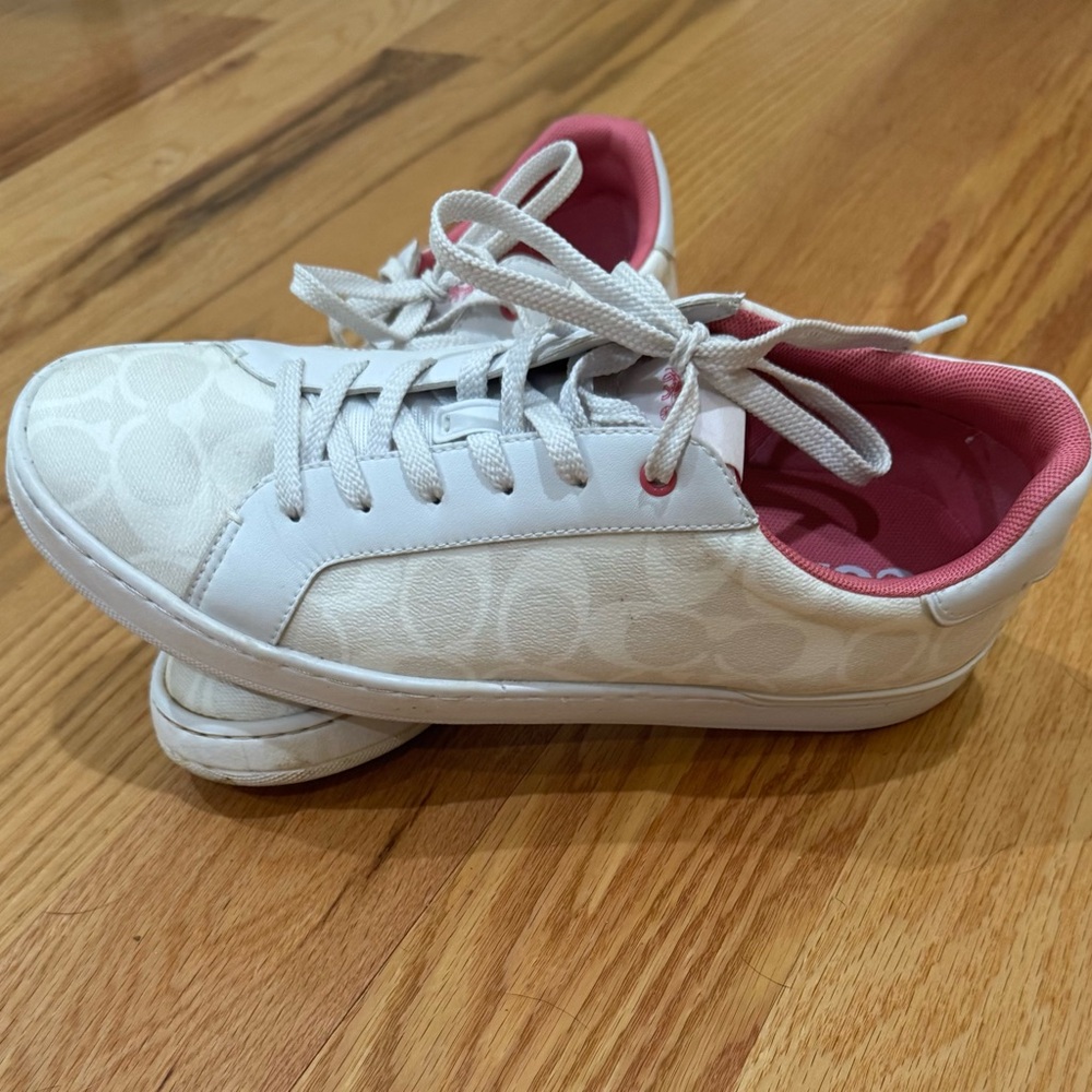 Coach Women’s signature low top sneakers. optic white/petunia.